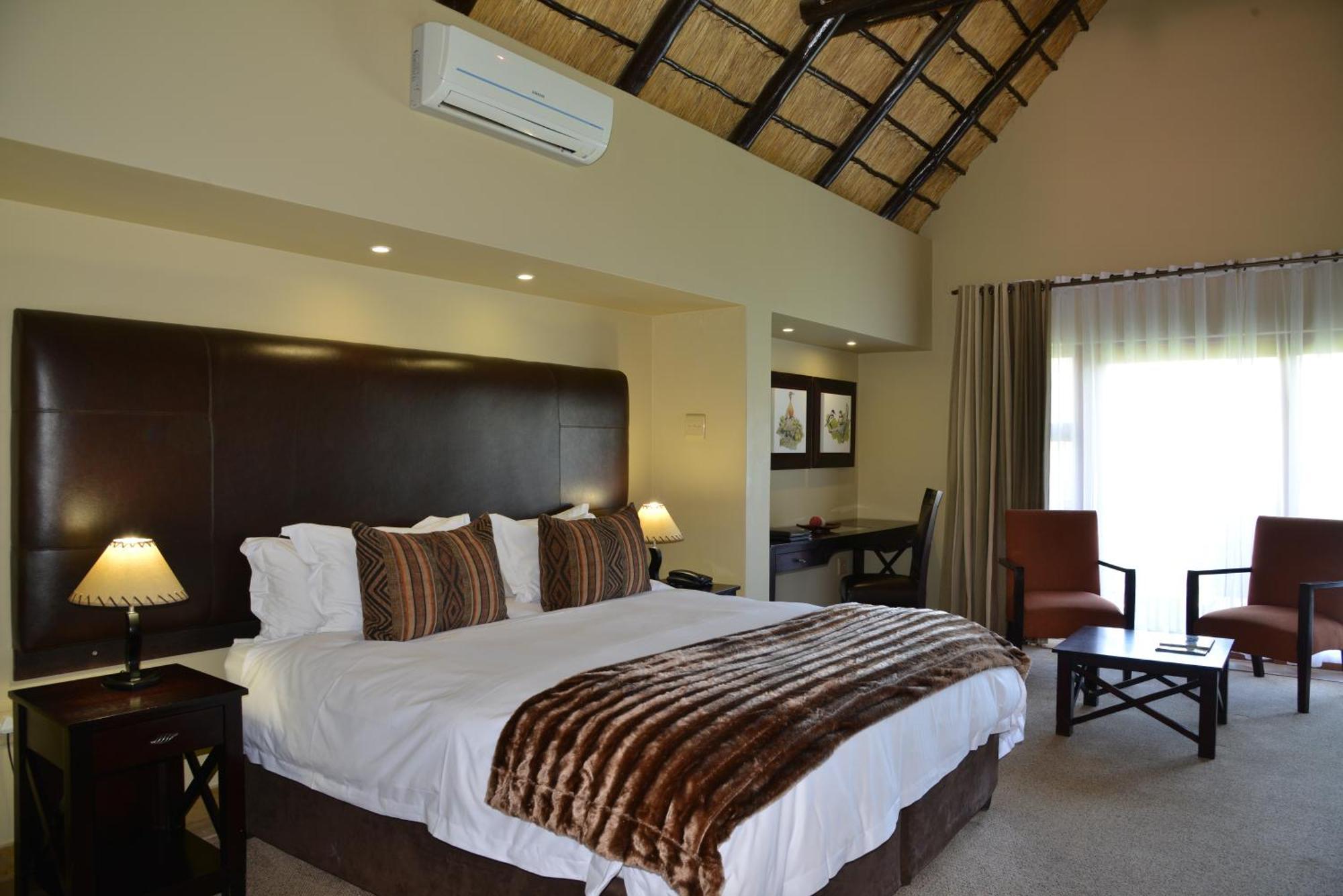Kloofzicht Lodge & Spa Krugersdorp Phòng bức ảnh A bedroom at the Tintswalo Safari Estate