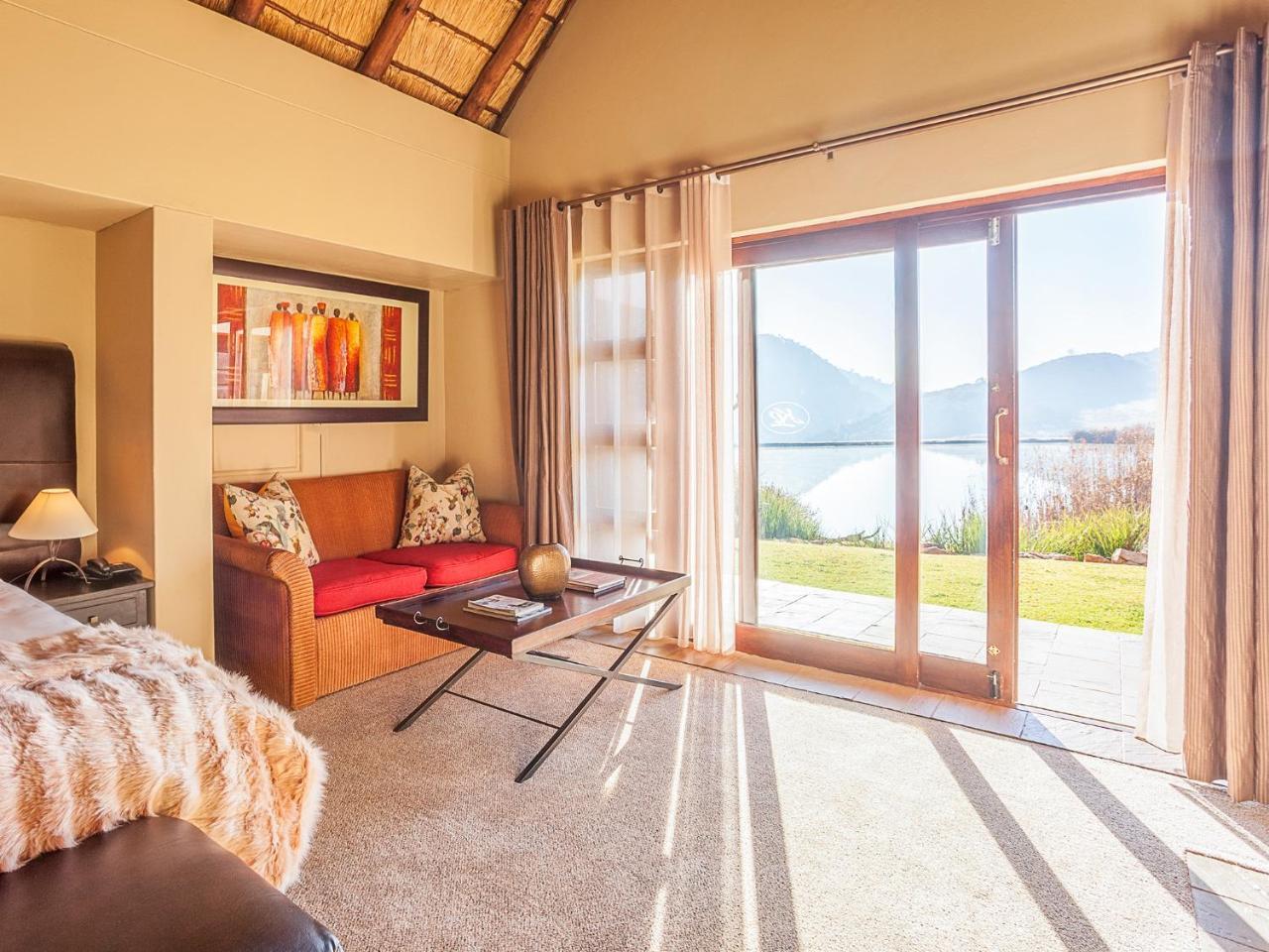 Kloofzicht Lodge & Spa Krugersdorp Ngoại thất bức ảnh A room at the Protea Hotel Sky Villa