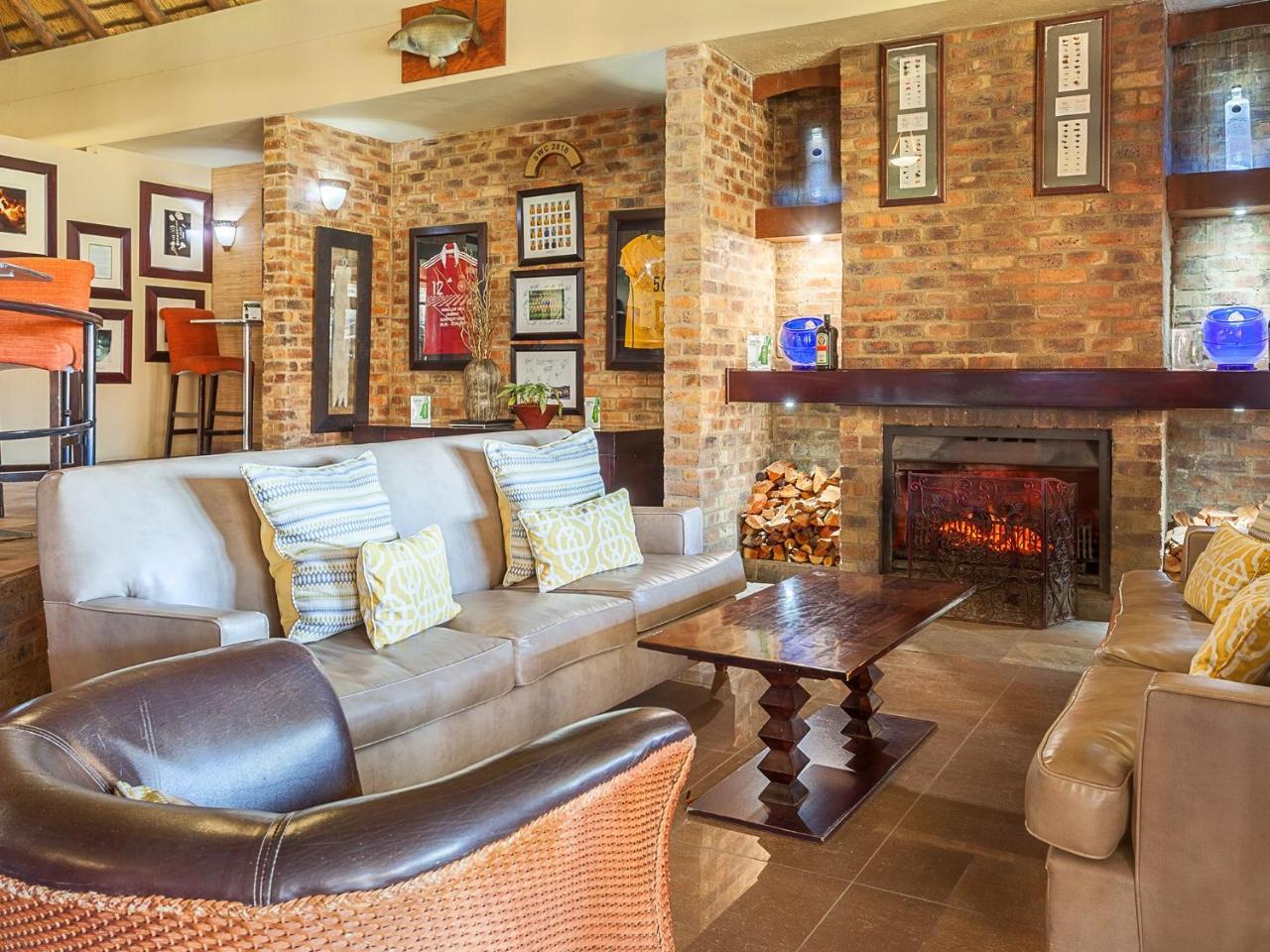 Kloofzicht Lodge & Spa Krugersdorp Ngoại thất bức ảnh The interior of the clubhouse at the Royal Natal National Park Golf Course