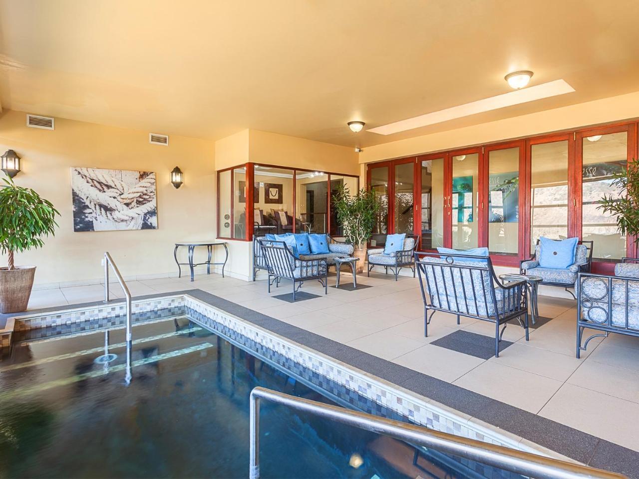 Kloofzicht Lodge & Spa Krugersdorp Ngoại thất bức ảnh The pool at the 1010 Chestnut Street clubhouse